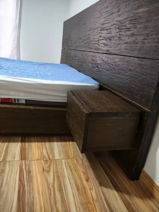 Hermosa sala en cuero y cama de madera roble