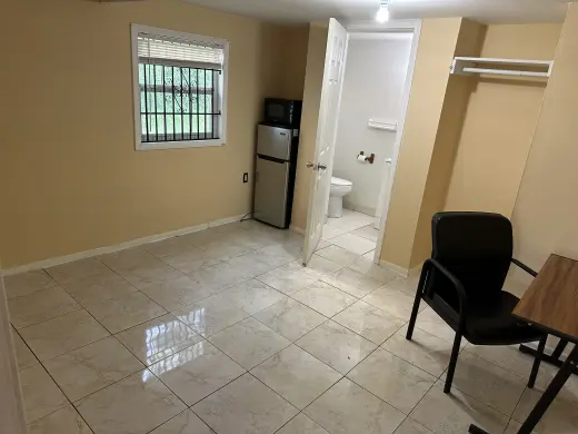 $650=MENSUAL CUARTO CON BAÑO PRIVADO ENTRADA INDEPENDIENTE DE CASA CERCA DE TODO