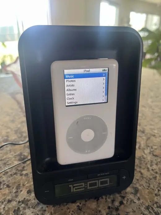 Apple iPod Classic 20GB + Dock/Alarm Clock