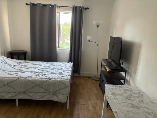 Habitación Acogedora en Renta con TV y Muebles