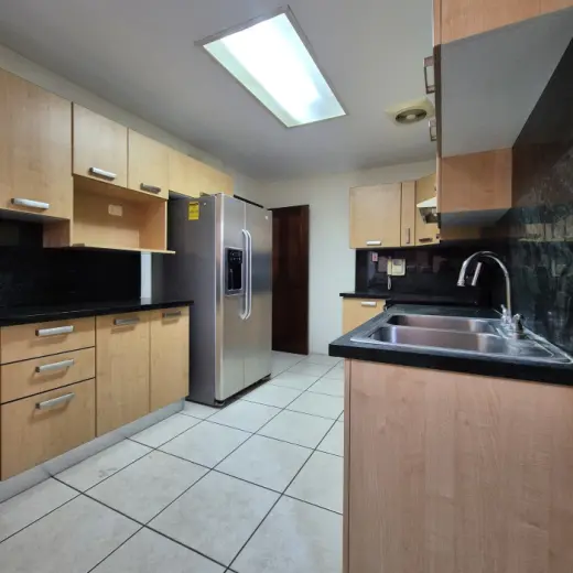 Apartamento amplio en alquiler en zona 10