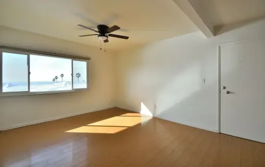 Bright upper 1 bedroom, 1 bath apartment in Hermosa Beach