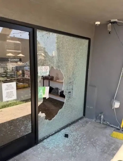 Broken Glas Windows and Doors/Vidrios/Ventanas