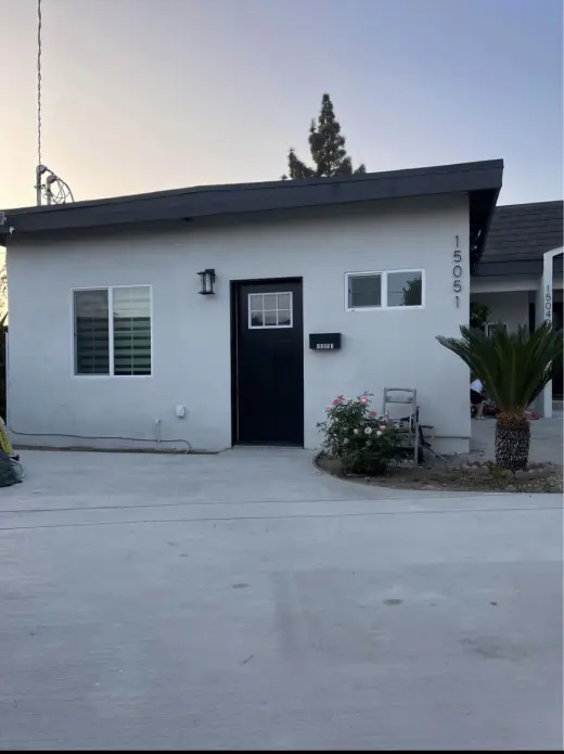 1 dormitorio y 1 baño en Sylmar