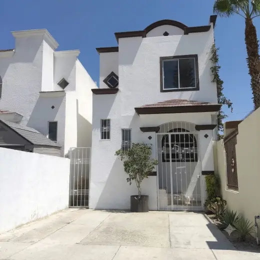 SE VENDE BONITA CASA PRIV. SAUCE EN JARDINES  DE AGUA CALIENTE