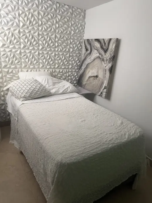 Rento habitacion amoblada