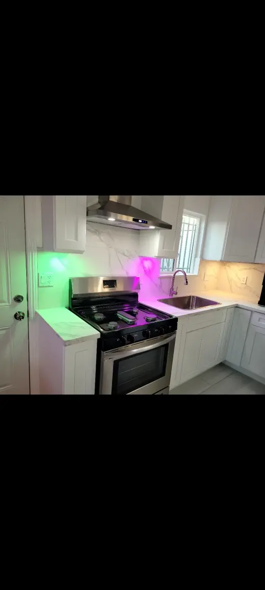 Cocina Moderna con Electrodomésticos de Acero Inoxidable