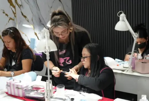 Curso de uñas acrilica disponible