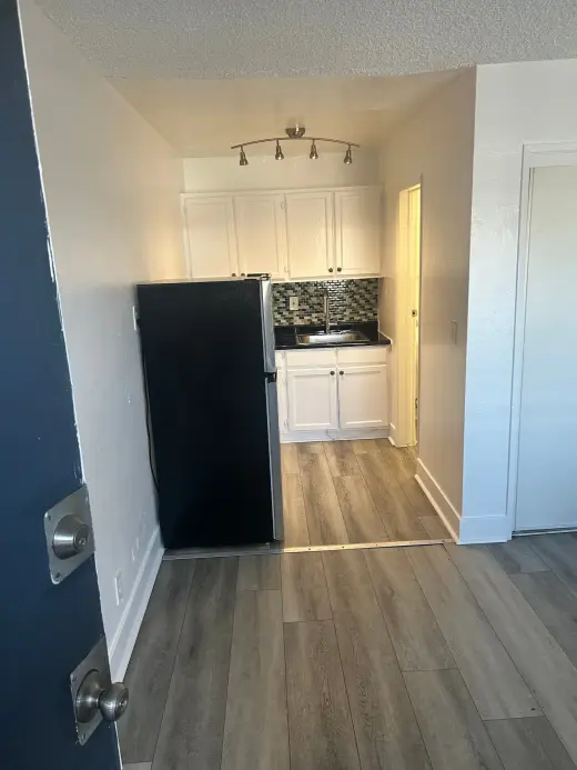 NEWLY RENOVATED BACHELOR UNIT WITH A/C, AVAILABLE NOW!!!!