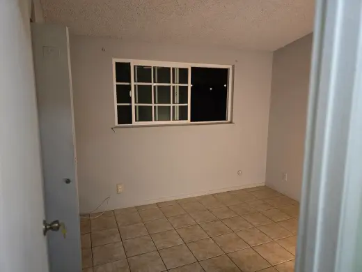 Habitación Alquiler en Vecindario Tranquilo para una mujer.