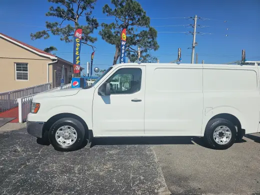 2013 Nissan NV Furgón - ¡Motor de Gas 4.0L Fiable!
