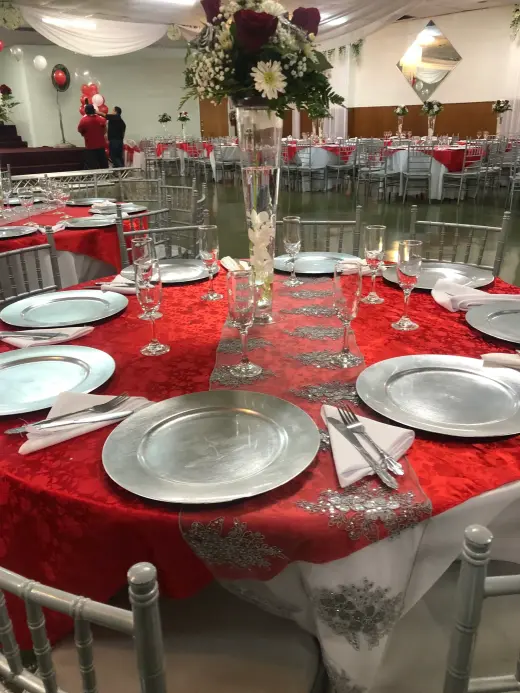 Elegante Configuración de Mesa para Fiestas