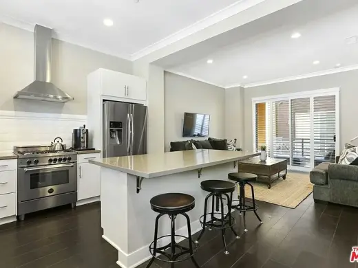 HOKE AVAILABLE IN LOS ANGELES CA
