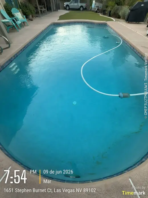 Limpieza y Mantenimiento de Piscinas Pool Cleaning and Maintenance