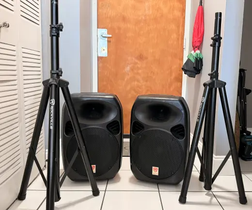 Altavoces portátil marca rockville precio $180