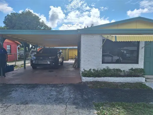 Well maintained 2/1 TRIPLEX located in a quiet, family-friendly neighborhood