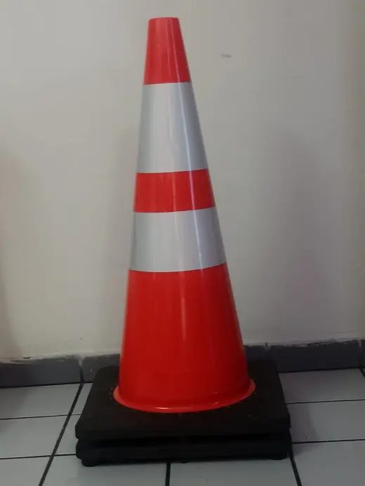 CONOS VÍALES color naranja, 28 Pulg. dos franjas reflectivas