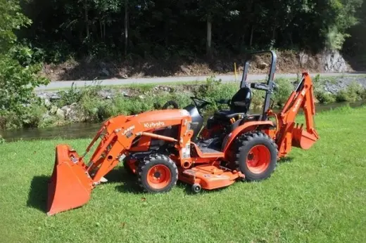 Tractor Kubota con Cargador y Retroexcavadora