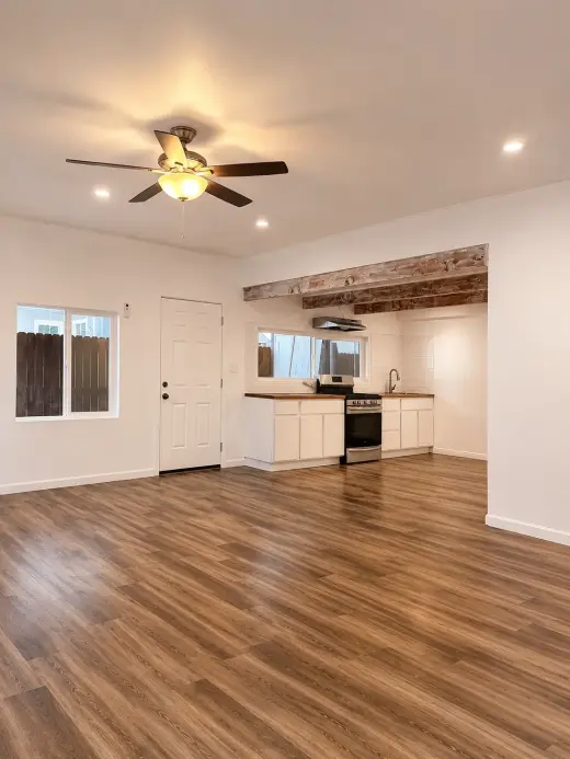 CASA TRASERA 2 RECÁMARAS / 1 BAÑO – 1,100 FT² – PATIO CUBIERTO – $2,850