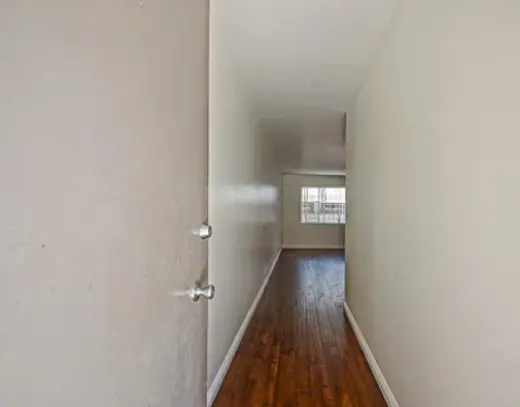 Este espacioso apartamento en Walnut CA cuenta con un dormitorio y un baño.