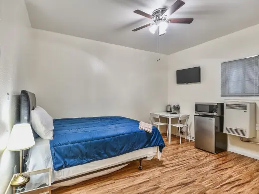 Estudio Amueblado en N Soto St $1,095 - Metro Soto