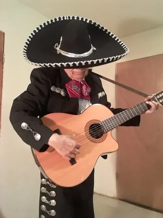 Mariachi Solista serenatas $40.