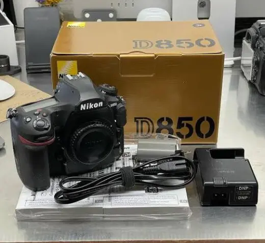 Cámara DSLR Nikon D850 con Accesorios