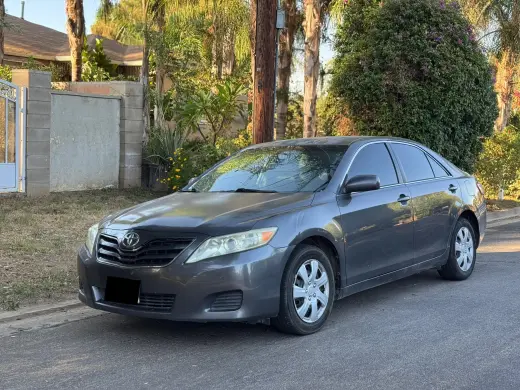 2011 Toyota Camry Base - Sedán confiable de 4 puertas con motor 2.5L
