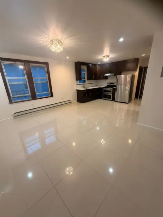 Apartamento de 3 habitaciones y 2 baños disponible en College Point!