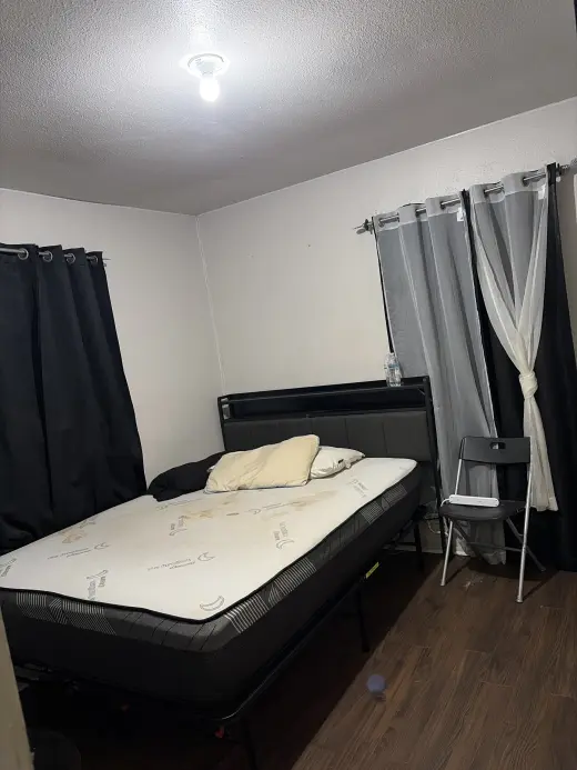 Rento un cuarto en mi casa.