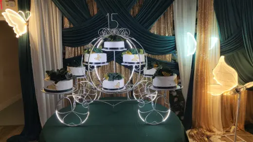 Exhibidor de Pasteles Elegante para Quinceañera