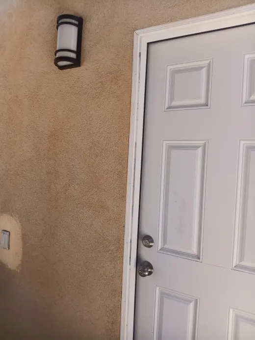 Puerta Exterior con Lámpara