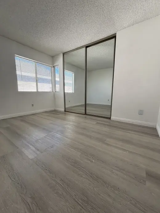 SE RENTA CUARTO EN DOWNEY 799