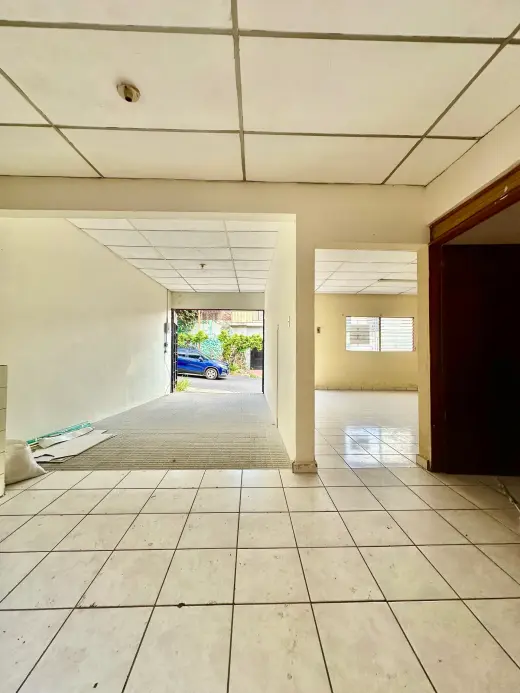 Casa de 3 habitaciones en zona de alto transito con potencial comercial