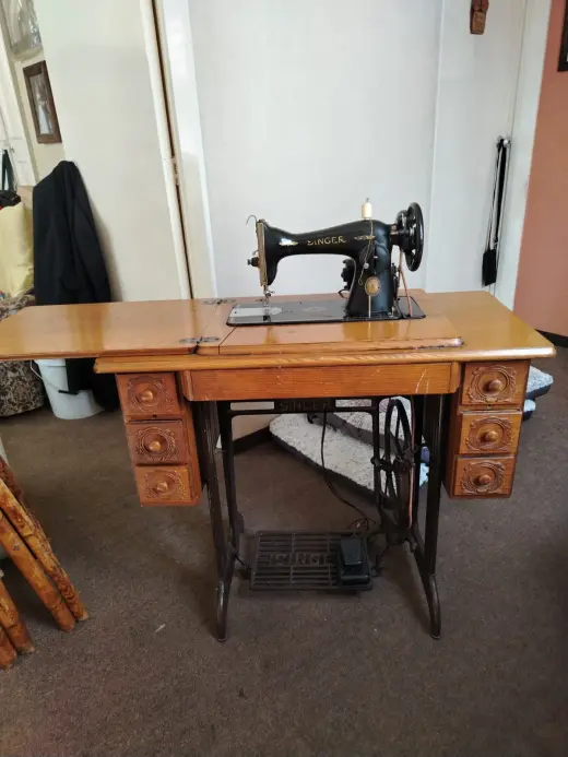 Máquina de Coser Singer Vintage con Mesa
