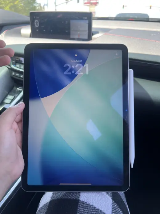iPad de Apple usado con Apple Pencil y cargador