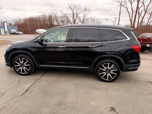 2019 Honda Pilot Touring w/Rear Captain's Chairs