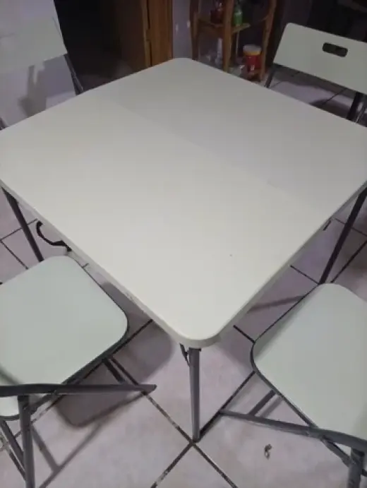 Mesa y sillas plegables