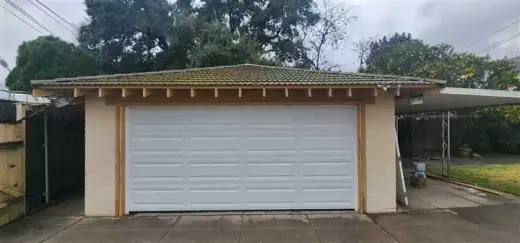 Garage door w opener - Puerta