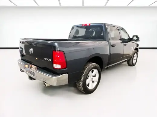 Ram 1500 Classic 2021 4x4 Tradesman 4dr Crew Cab 5.5 ft. SB Pickup