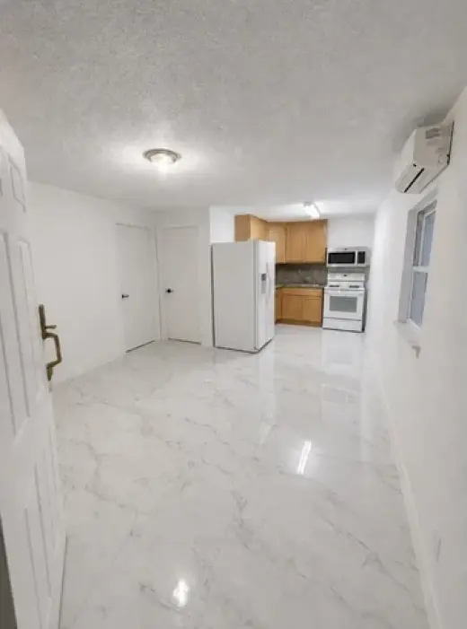 Hialeah 2 cuartos y un baño .
