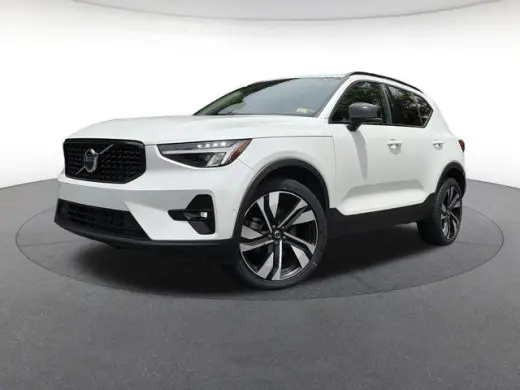 Volvo XC40 2024 AWD B5 Plus Dark Theme 4dr SUV