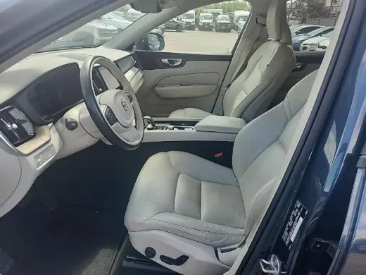 Volvo XC60 2022 B5 Momentum 4dr SUV