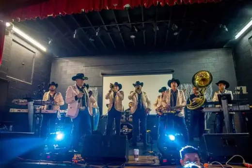 con ambiente Banda la GM