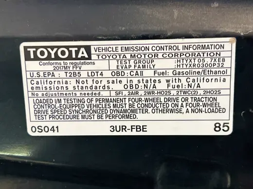Toyota Tundra 2017 4x4 SR5 4dr CrewMax Cab Pickup SB (5.7L V8 FFV)