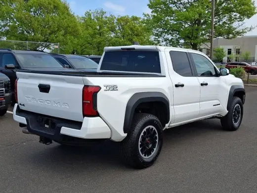 Toyota Tacoma 2024 4x4 SR5 4dr Double Cab 5.0 ft SB