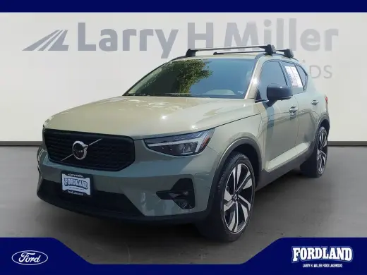 Volvo XC40 2023 AWD B5 Ultimate Dark Theme 4dr SUV
