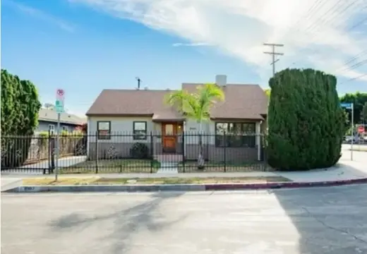3 Bedroom House in Beverly Blvd