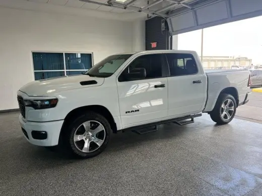 Ram 1500 2026 4x4 Tradesman 4 puertas Cabina Crew 5.6 pies. SB Pickup