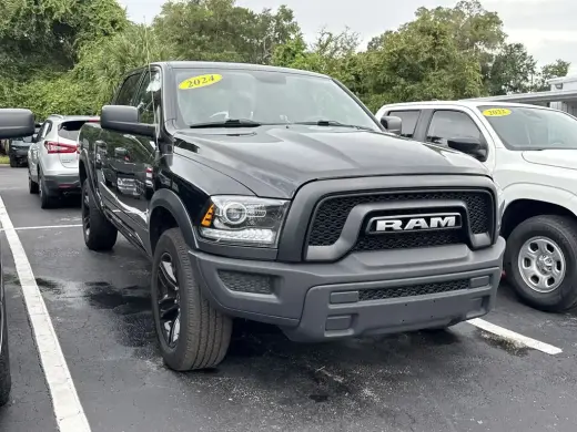 Ram 1500 Classic 2024 4x4 Warlock 4 puertas Cabina Crew 5.5 pies. Caja corta Pickup
